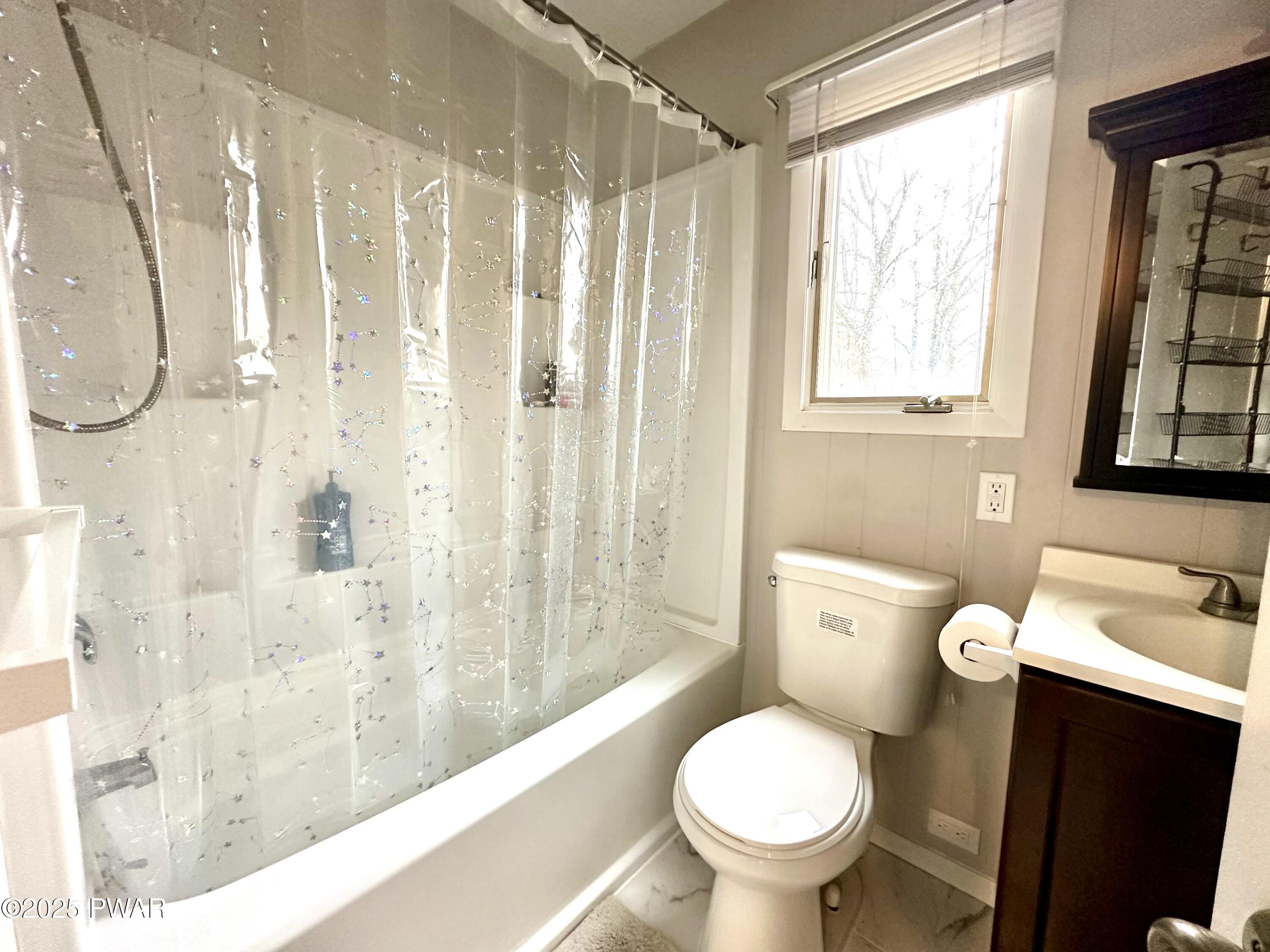 107 Ridgeway Drive Hawley, PA 18428 - Photo 11 of 27 Primary Bathroom
