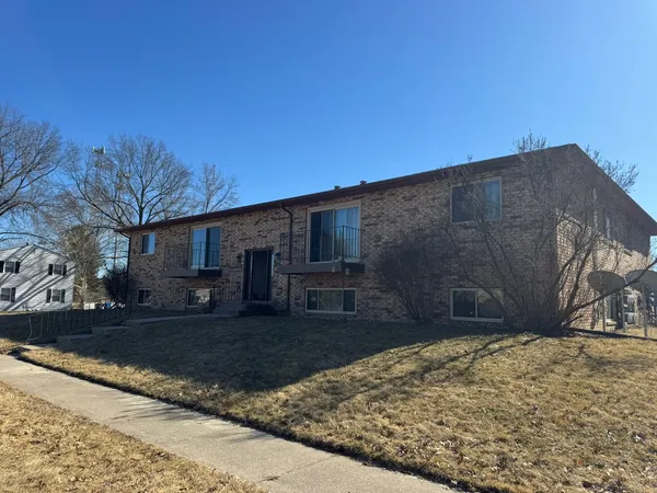 $995 | 310 30th Ave Court, Unit 4, Moline, IL 61265