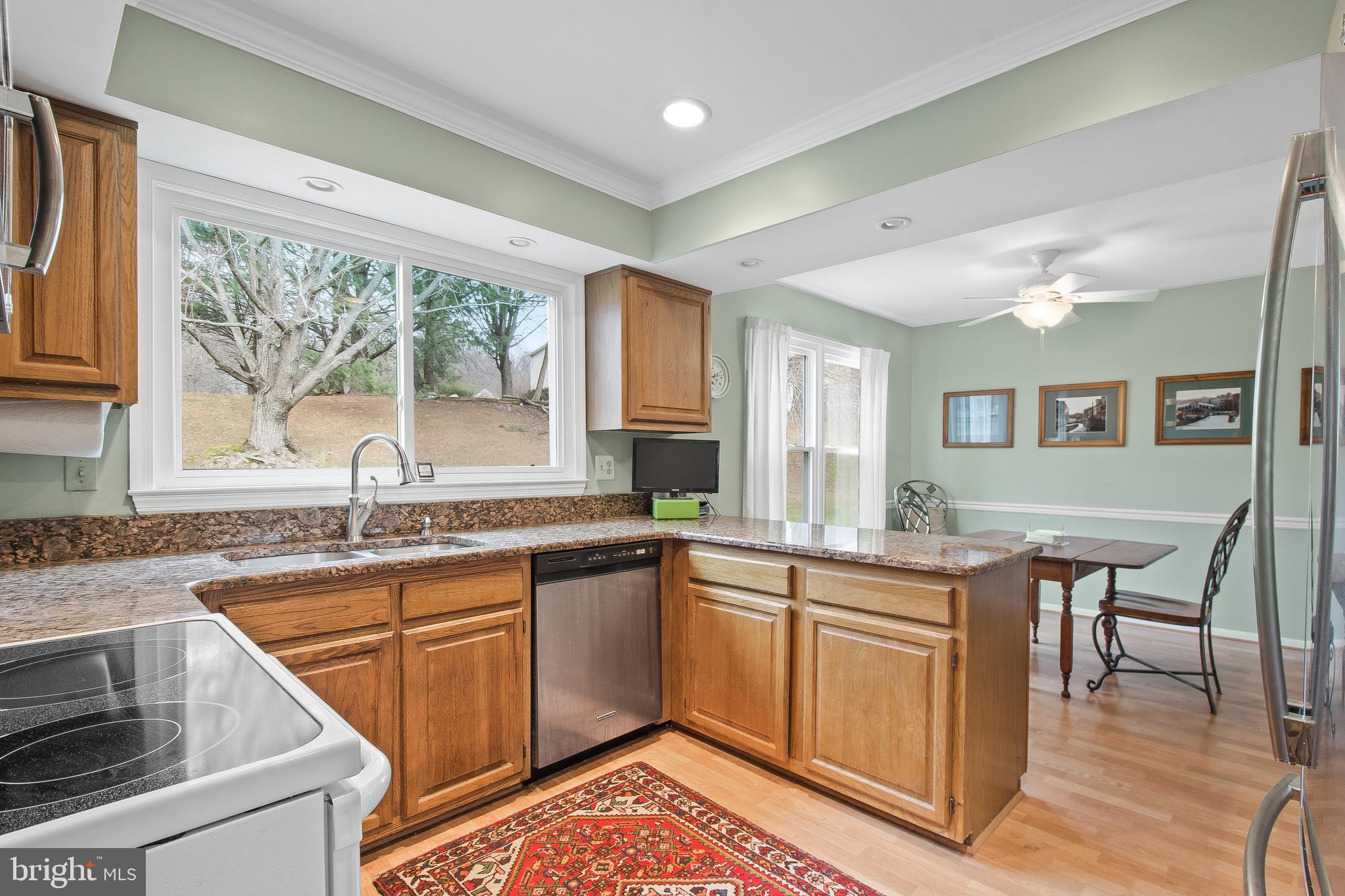 13813 Turnmore Road Silver Spring, MD 20906 - Photo 17 of 38 Huge Country Kitchen w/Granite Counters