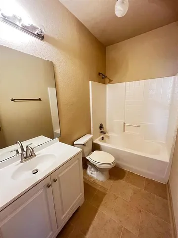 en empty room with windows and ceiling fan