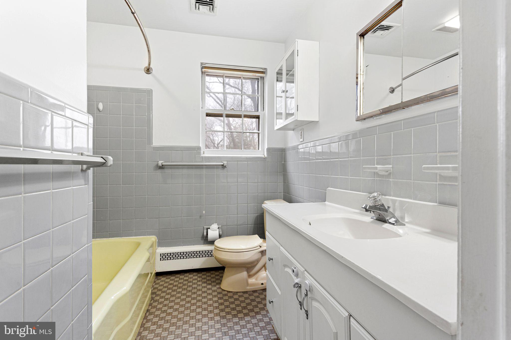 739 Weadley Road Radnor, PA 19087 - Photo 9 of 21 Full Hall Bath w/Tub