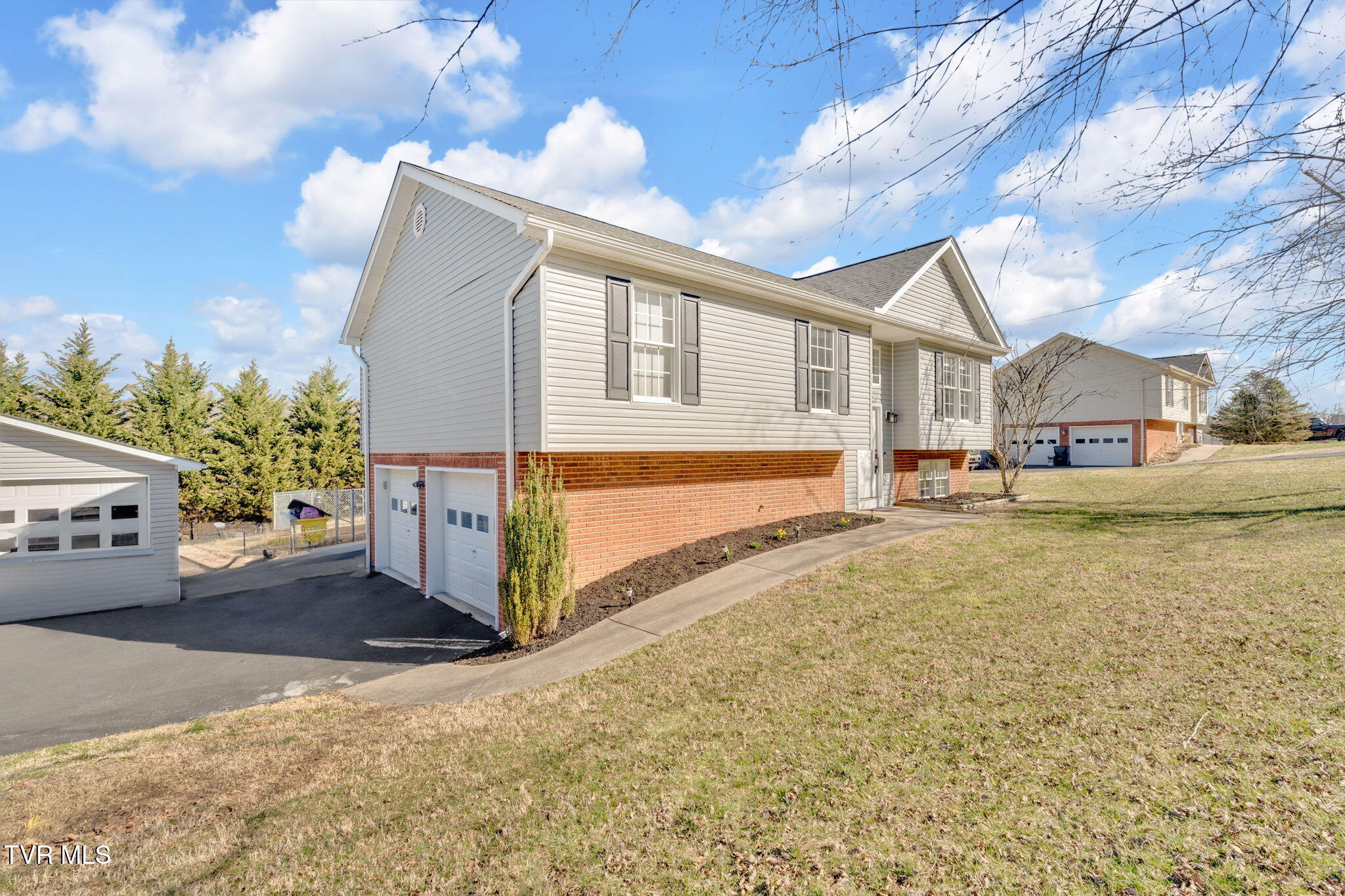 5036 Boss Road Kingsport, TN 37664 - Photo 3 of 31 3-web-or-mls-JH 20250311-007