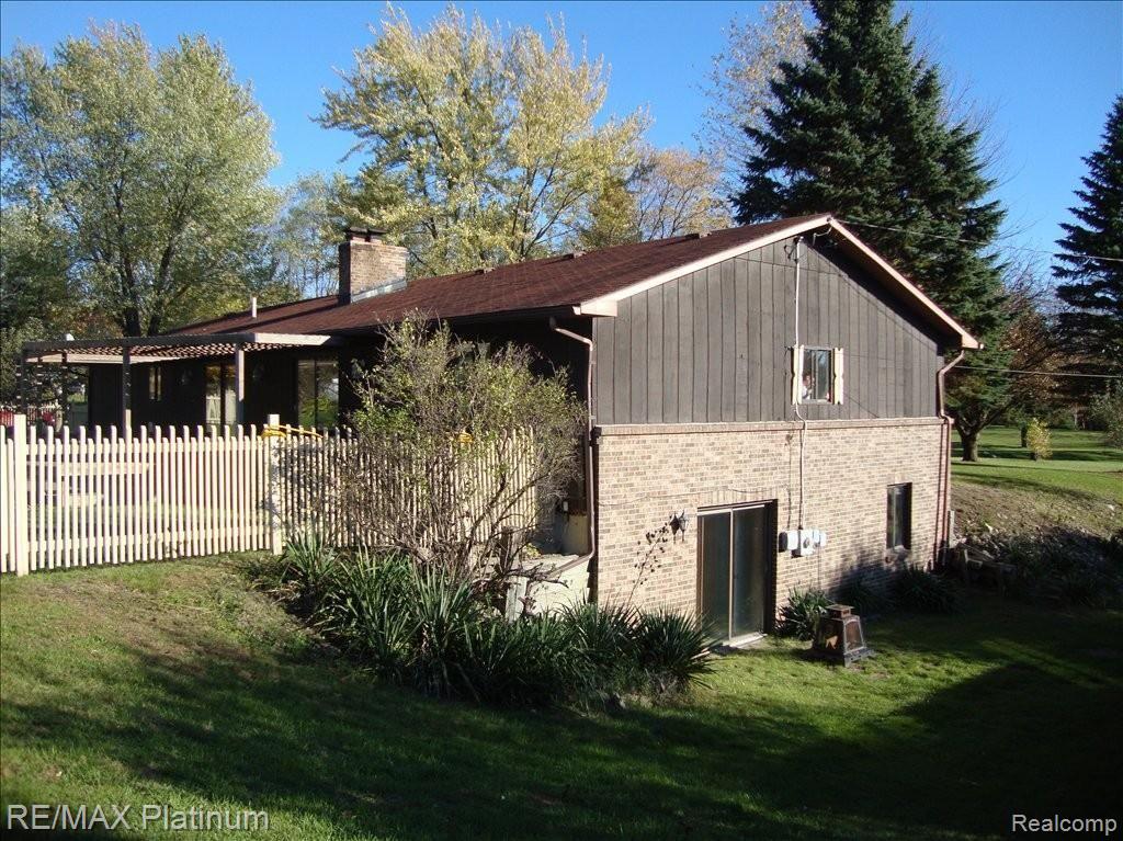 11301 Faussett Road Fenton, MI 48430 - Photo 4 of 22 Faussett 016