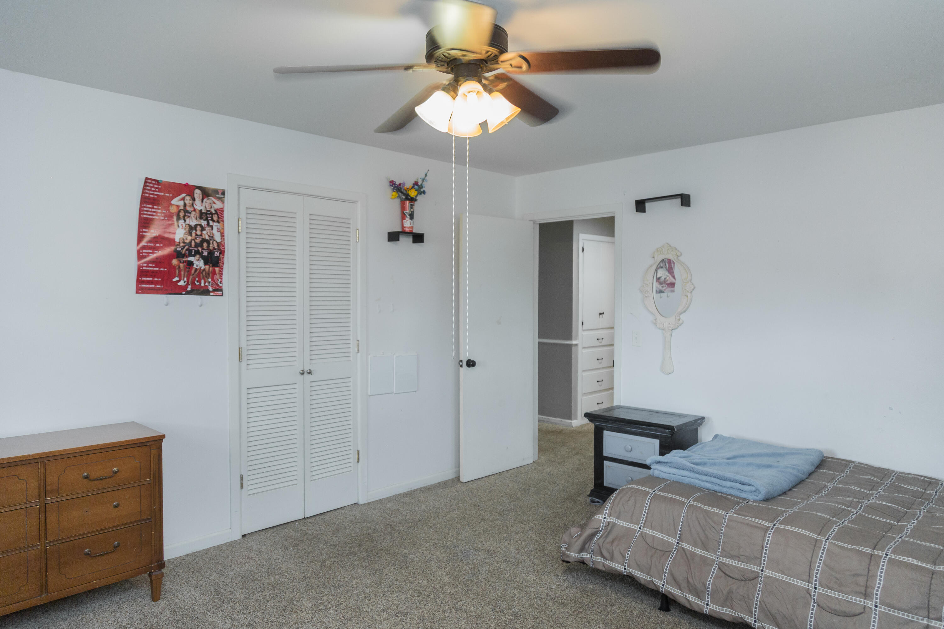 904 Itasca Street Plainview, TX 79072 - Photo 26 of 53 a living room with furniture and a ceiling fan