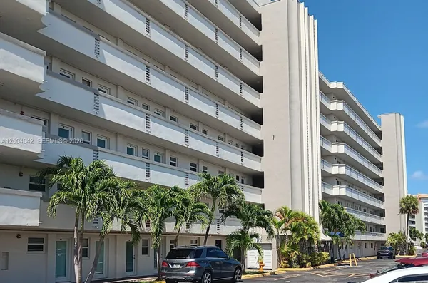 $199,000 | 1075 Northeast Miami Gardens Drive, Unit 306, Miami, FL 33179
