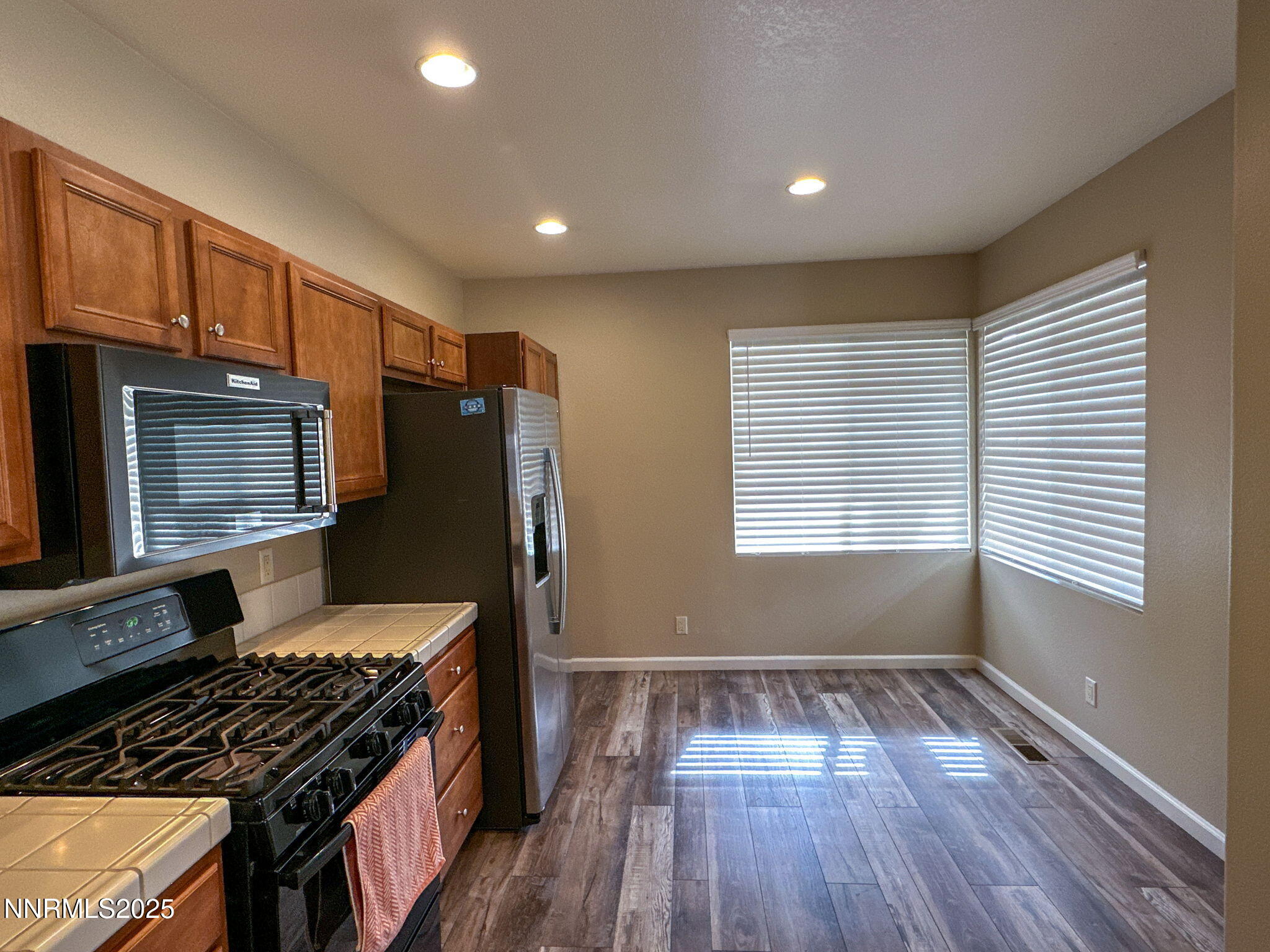 2185 Eagle Greens Drive Reno, NV 89521 - Photo 7 of 22 a kitchen with wooden floors and a stove