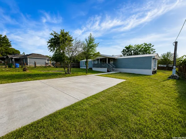 $1,500 | 22823 Copper Canyon Drive, Elmendorf, TX 78112