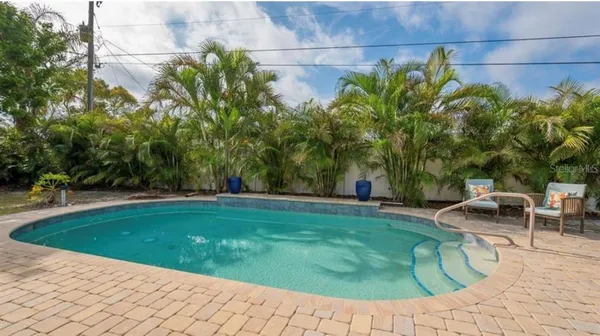 a view of a backyard