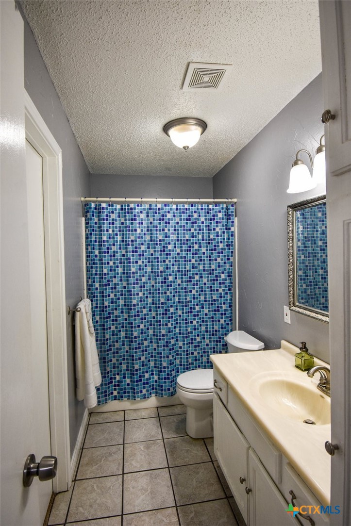 2202 Stagecoach Trail Temple, TX 76502 - Photo 10 of 27 a bathroom with a sink a toilet and shower