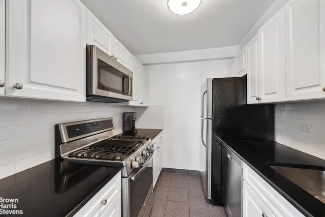 $795,000 | 200 East 78th Street, Unit 9A | Upper East Side