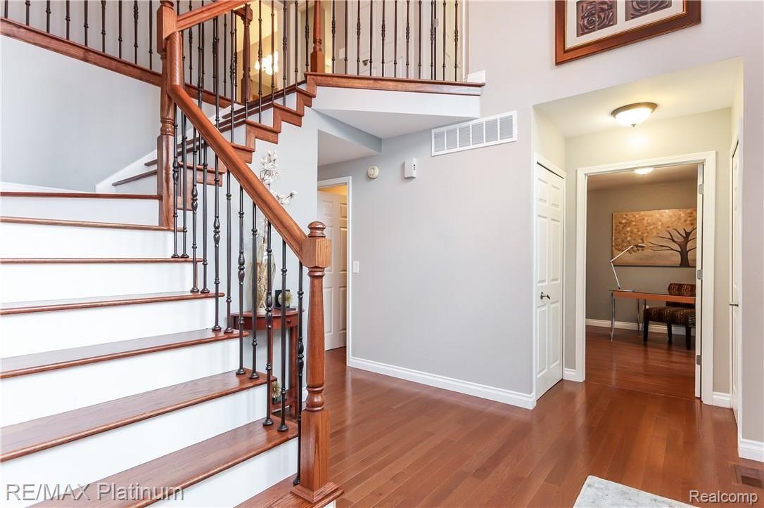 1746 Clover Ridge Drive Howell, MI 48843 - Photo 8 of 95 006-Foyer-4934264-large.jpg