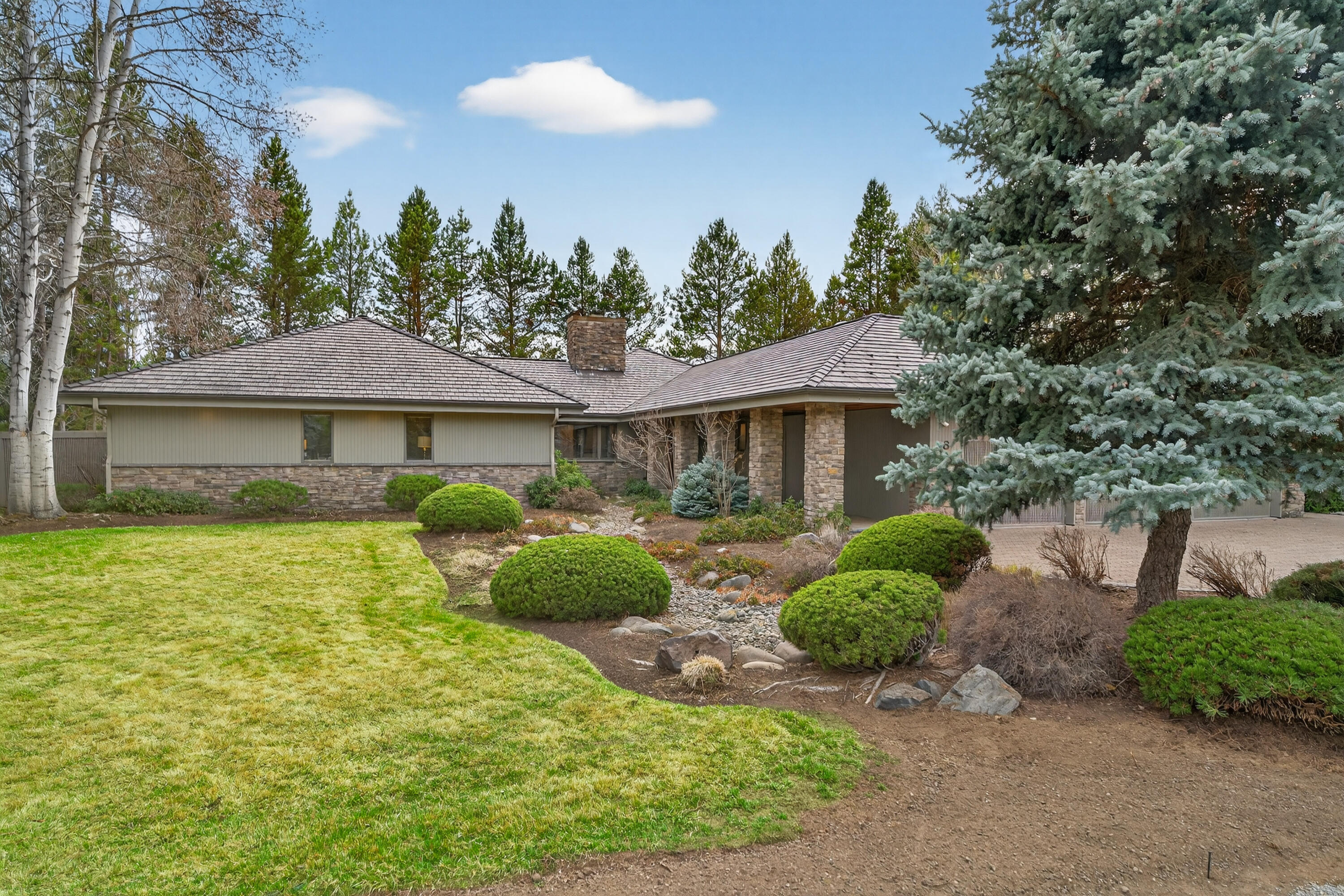 17995 North Course Lane, Unit 8 Sunriver, OR 97707 - Photo 3 of 44 Front