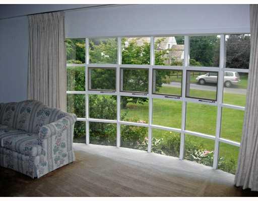 131 Pine Road Pittsburgh, PA 15237 - Photo 4 of 18 Living Room. Great view out of Living room windows