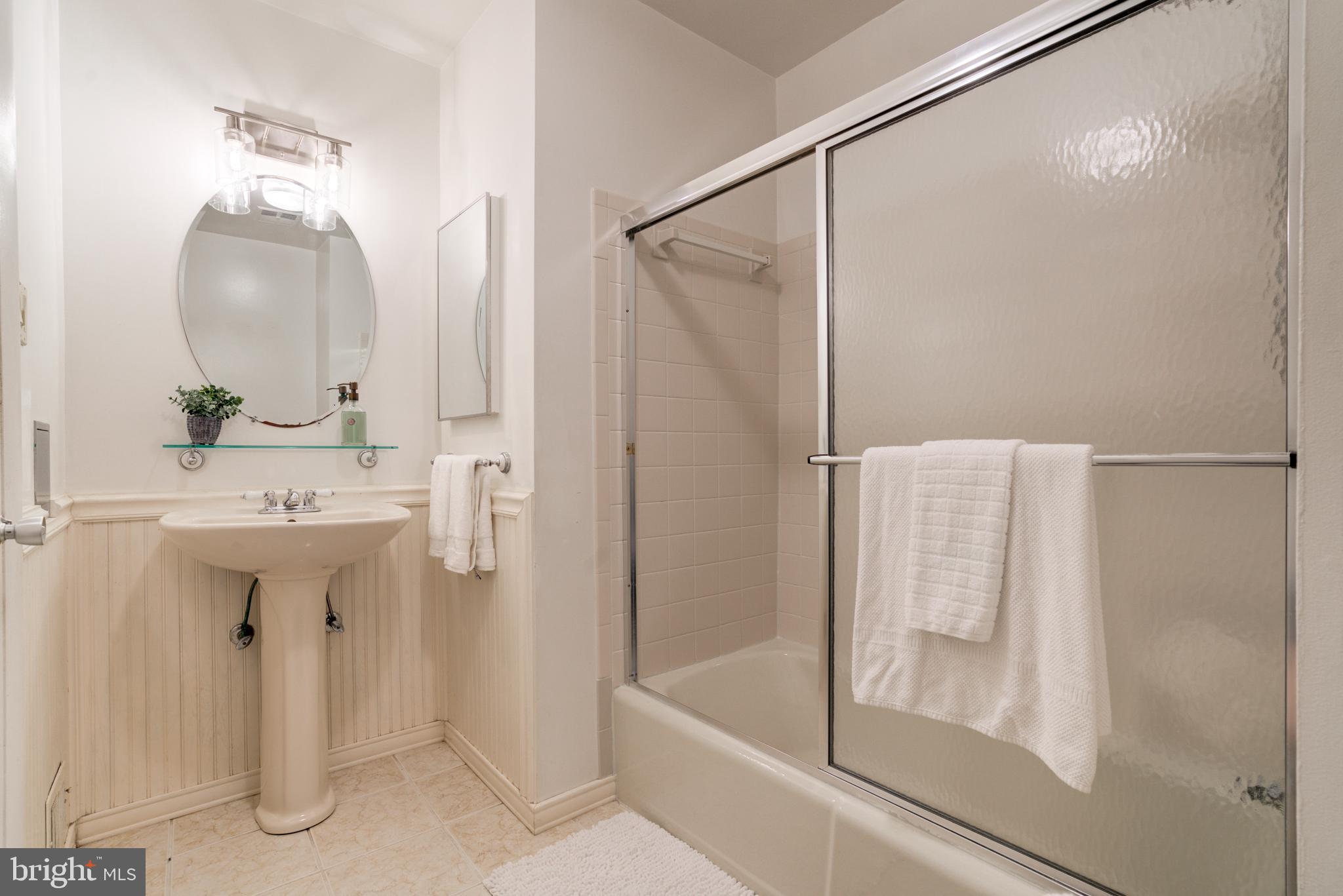 2054 Golf Course Drive Reston, VA 20191 - Photo 21 of 26 Large hall bathroom, perfect for guests