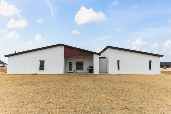 a view of a house with yard and garage