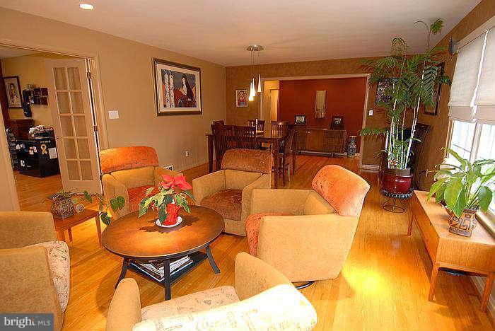 19413 Frederick Road Germantown, MD 20876 - Photo 12 of 30 Living Room