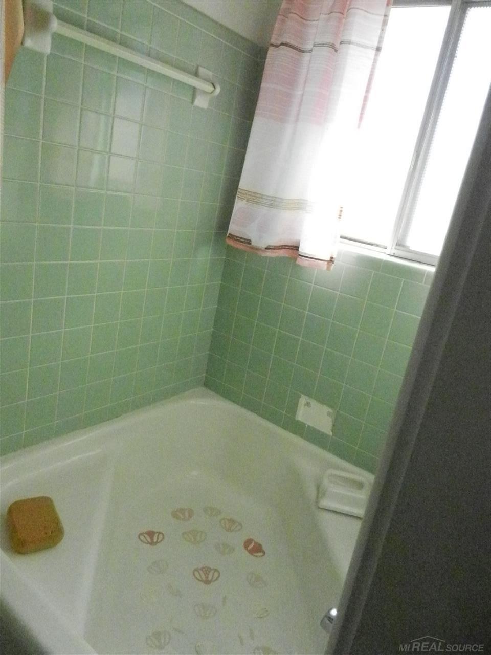 24301 Kelly Road, Unit 108 Eastpointe, MI 48021 - Photo 19 of 24