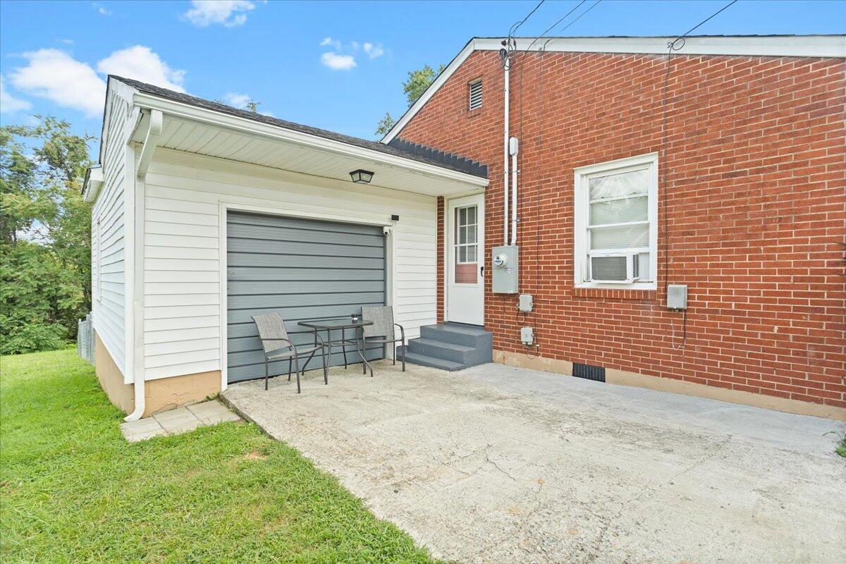 218 Post Road Roanoke, VA 24019 - Photo 20 of 24 a backyard of a house with table and chairs