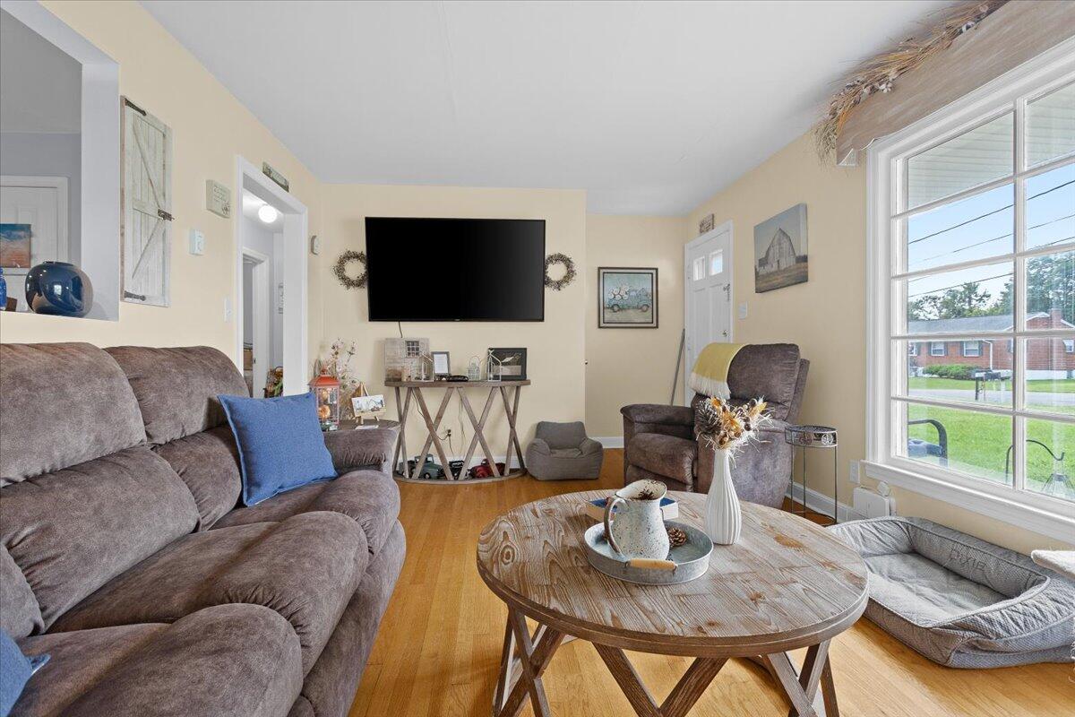 218 Post Road Roanoke, VA 24019 - Photo 6 of 24 a living room with furniture and a flat screen tv