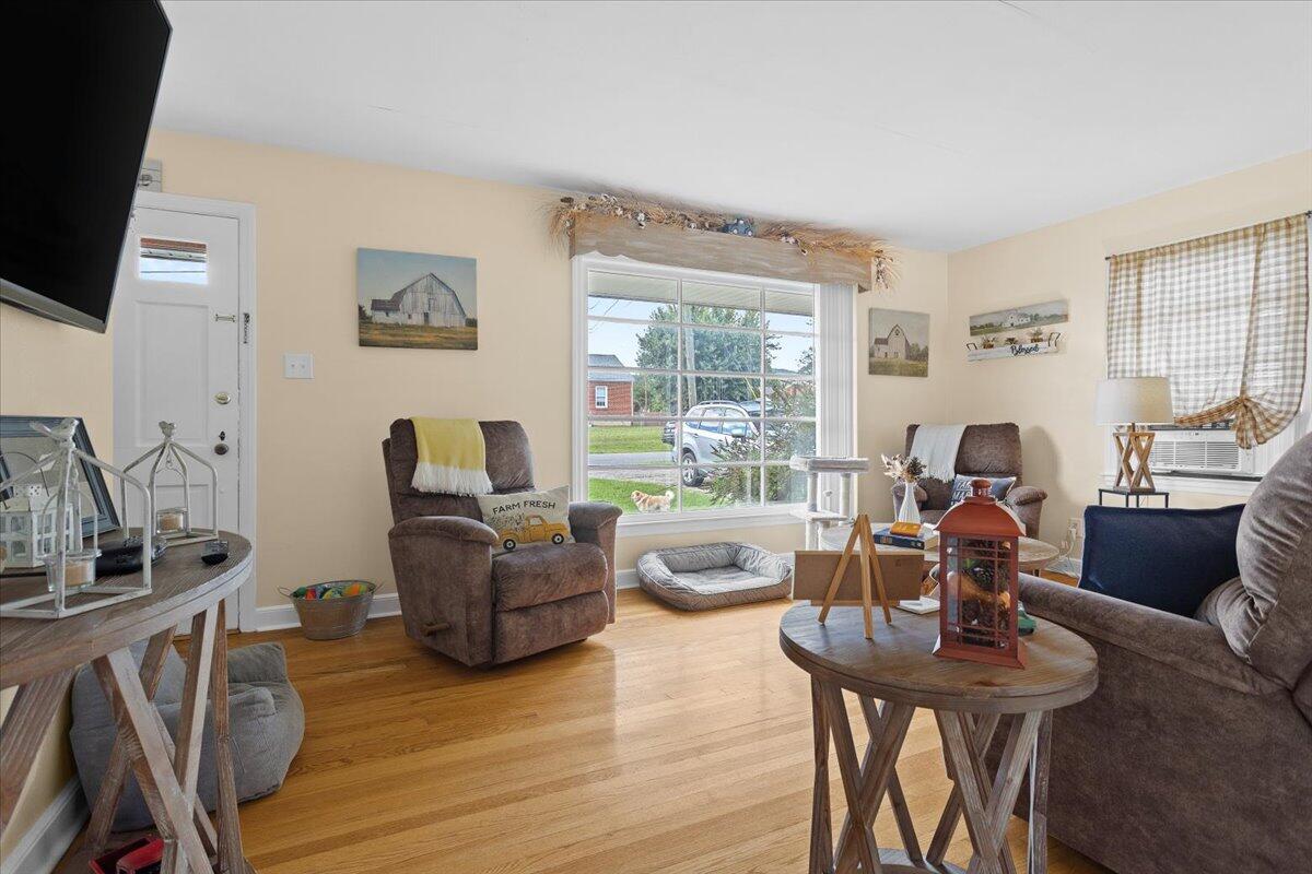 218 Post Road Roanoke, VA 24019 - Photo 7 of 24 a living room with furniture and a flat screen tv