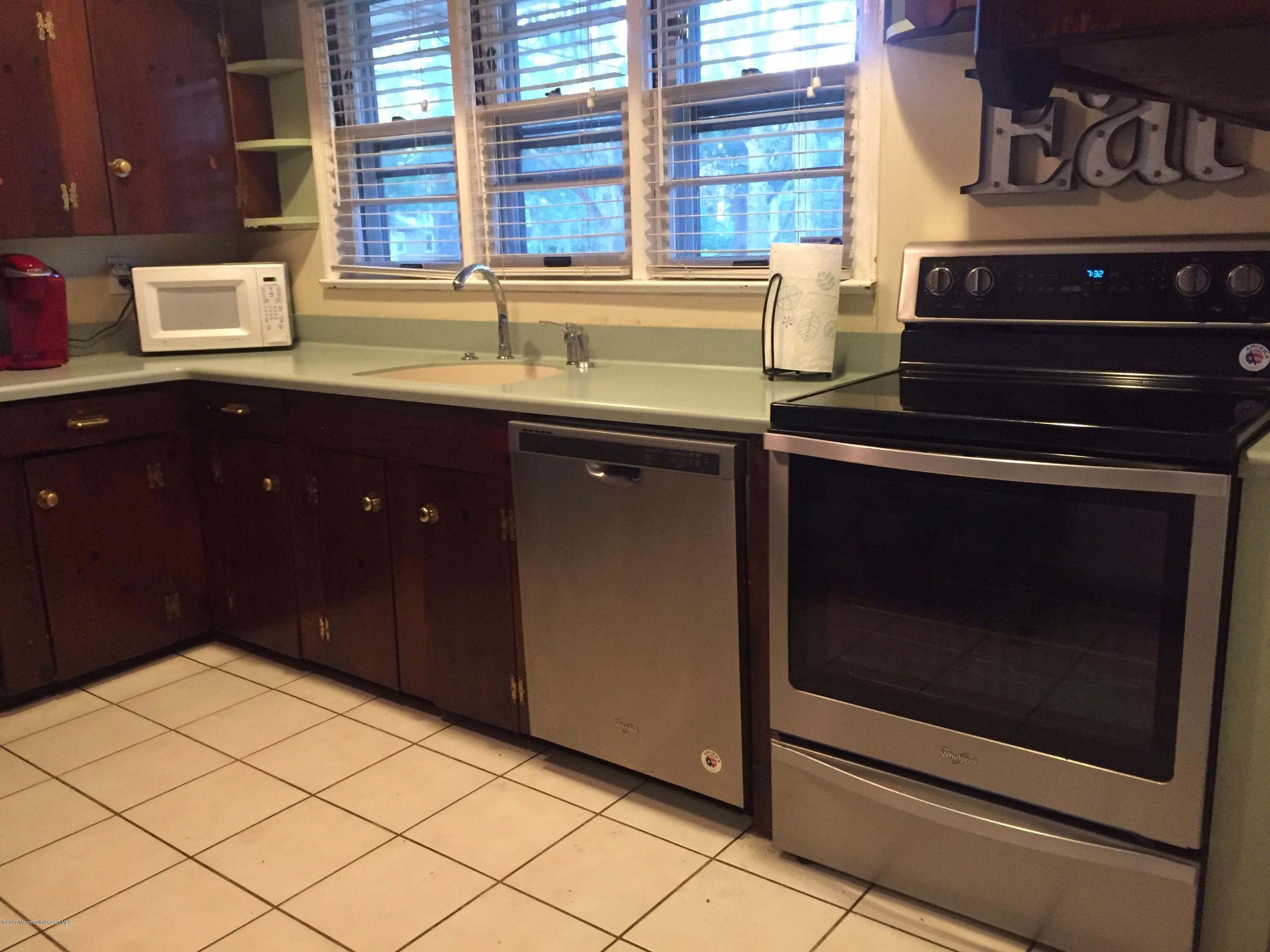 756 Gail Chambers Road Jackson, NJ 08527 - Photo 16 of 27 image