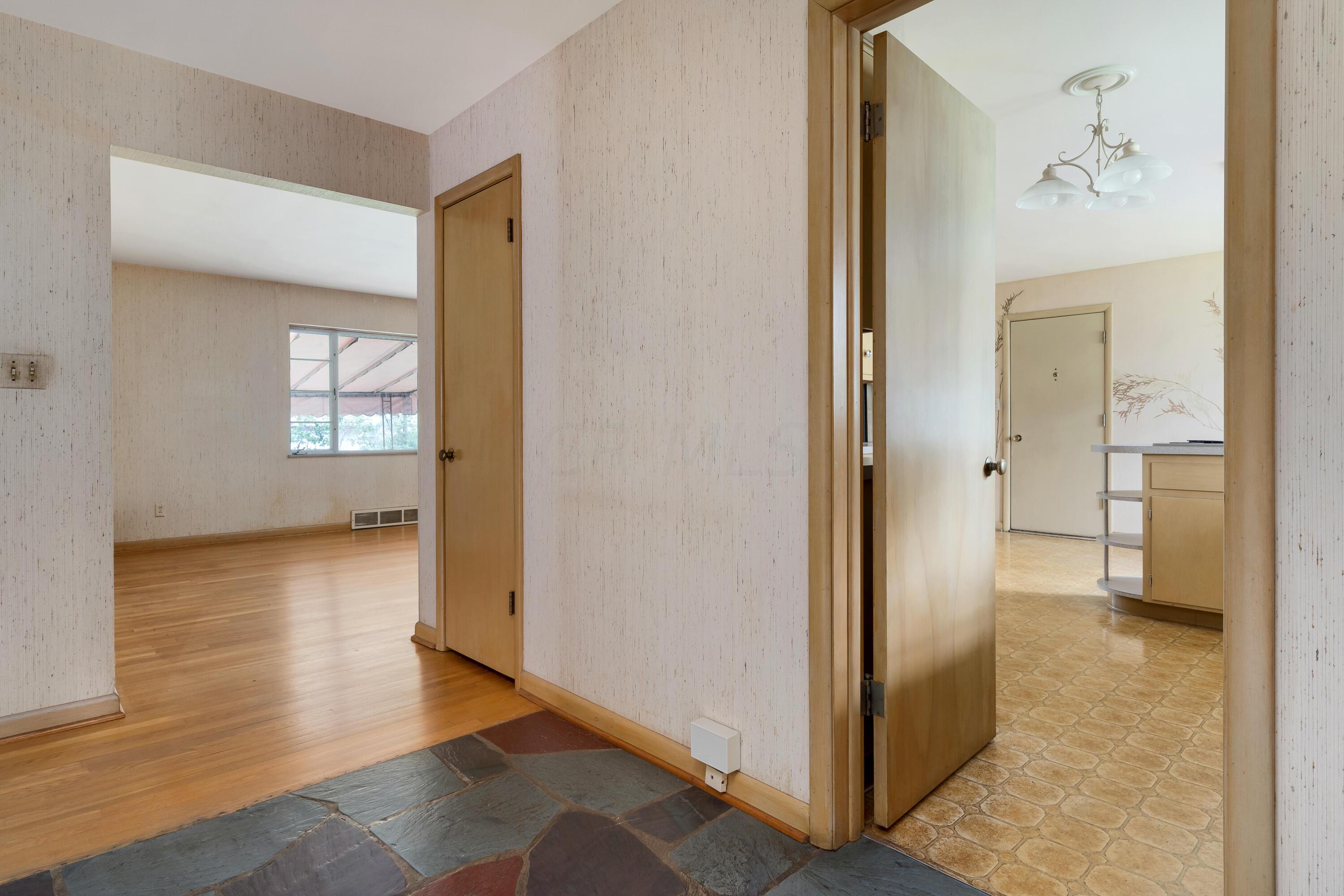 3885 Chevington Road Columbus, OH 43220 - Photo 5 of 34 3885 Chevington Rd_06