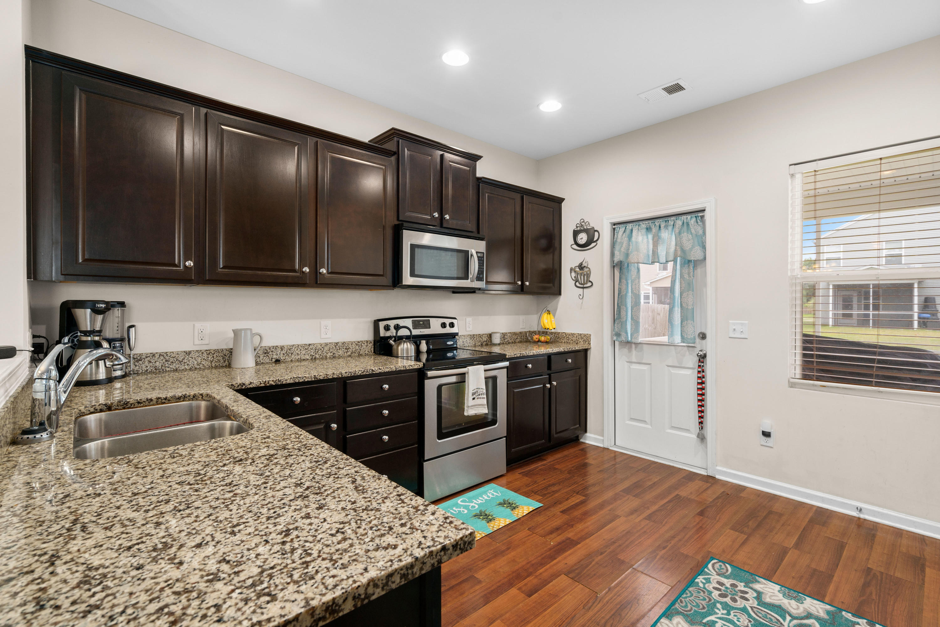 346 Iveson Road Summerville, SC 29486 - Photo 4 of 19 Large Kitchen