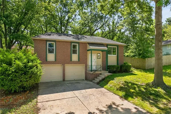 $299,500 | 1100 Northwest Canterbury Road, Blue Springs, MO 64015