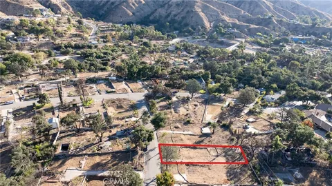 a picture of a bench in a white house
