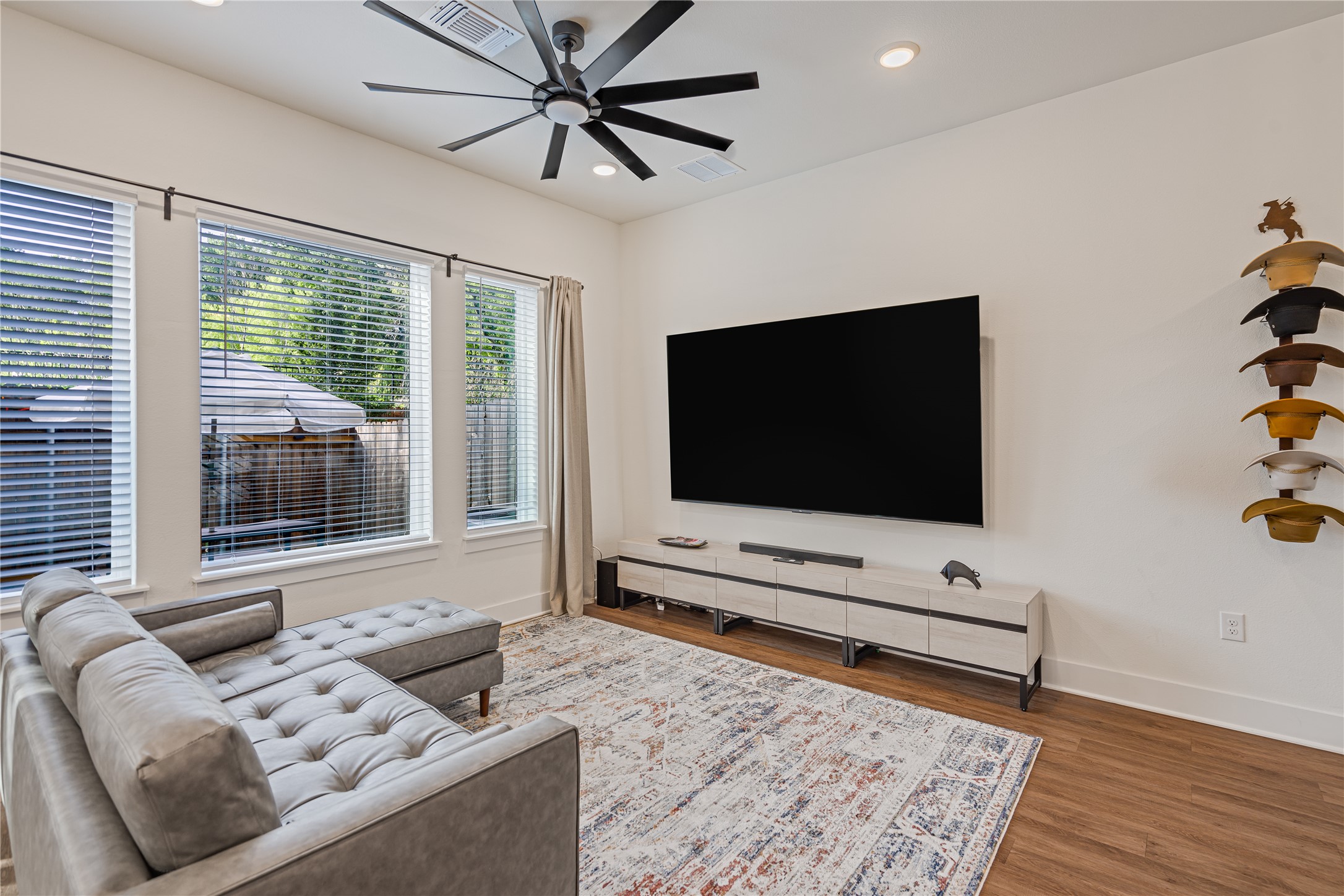 1811 Webberville Road, Unit 4103 Austin, TX 78721 - Photo 22 of 35 a living room with furniture and a flat screen tv