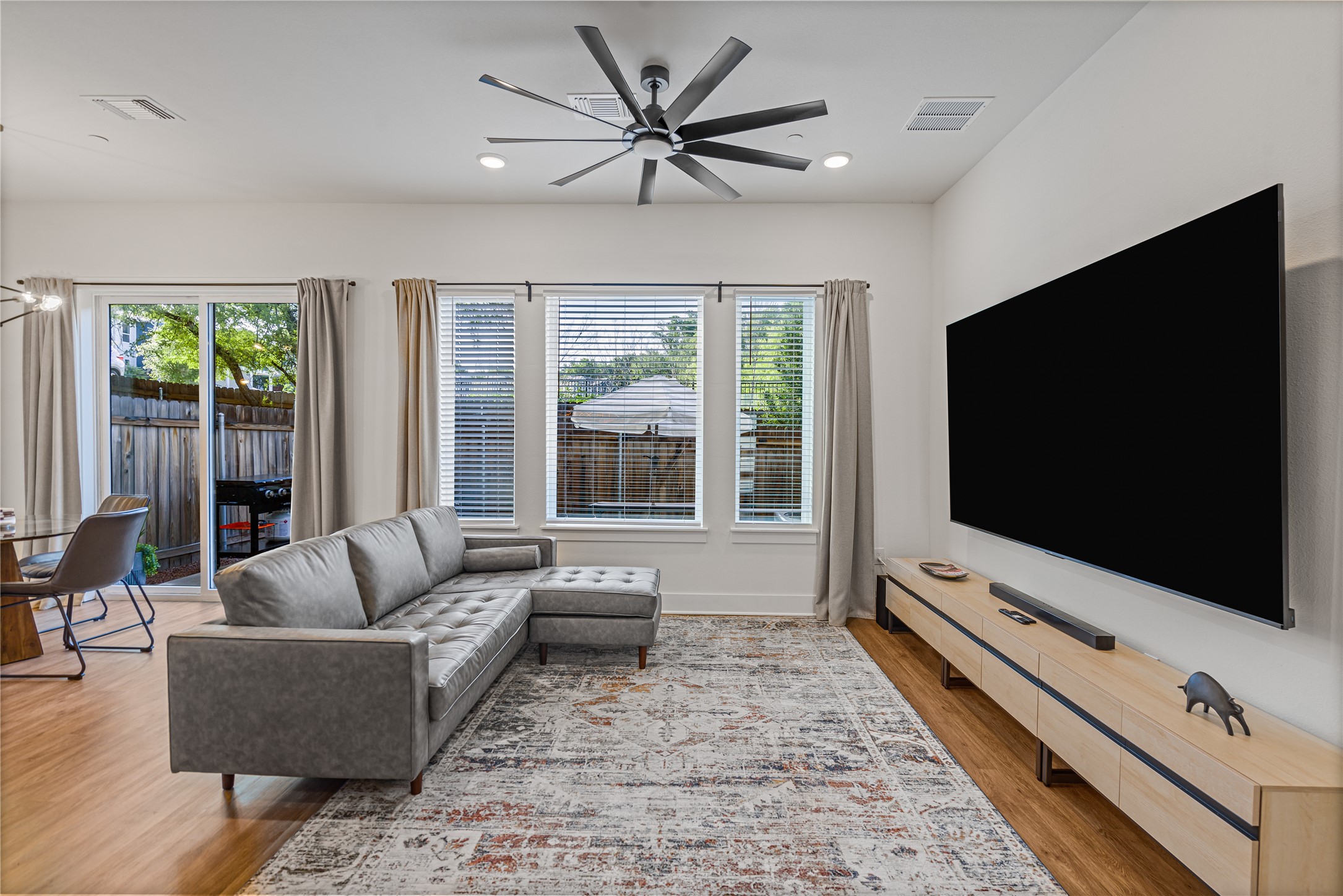 1811 Webberville Road, Unit 4103 Austin, TX 78721 - Photo 23 of 35 a living room with furniture and a flat screen tv