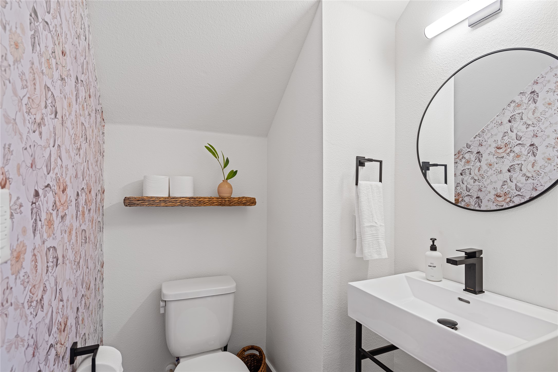 1811 Webberville Road, Unit 4103 Austin, TX 78721 - Photo 30 of 35 a bathroom with a toilet sink and mirror
