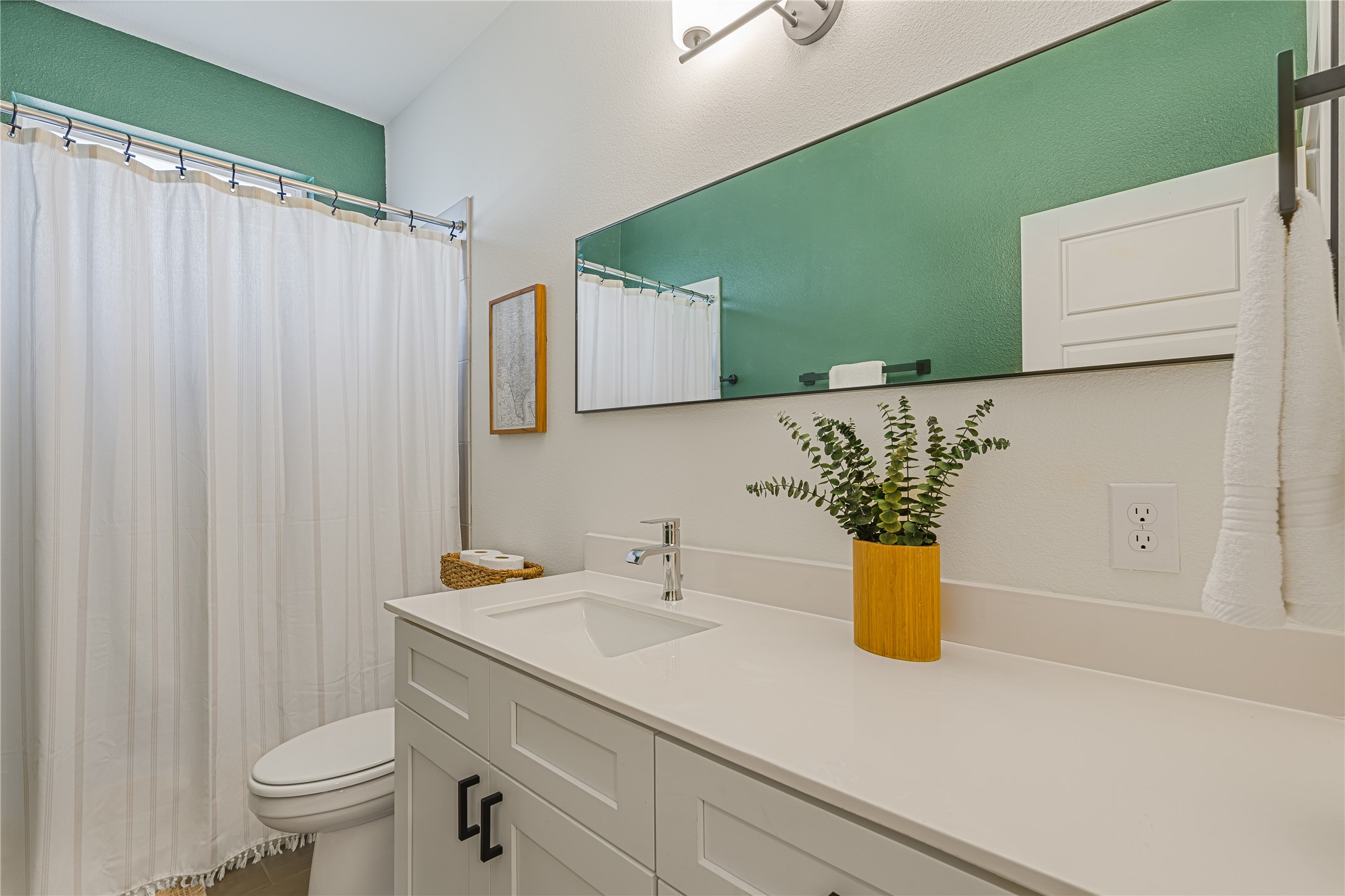 1811 Webberville Road, Unit 4103 Austin, TX 78721 - Photo 9 of 35 a bathroom with a sink and a mirror