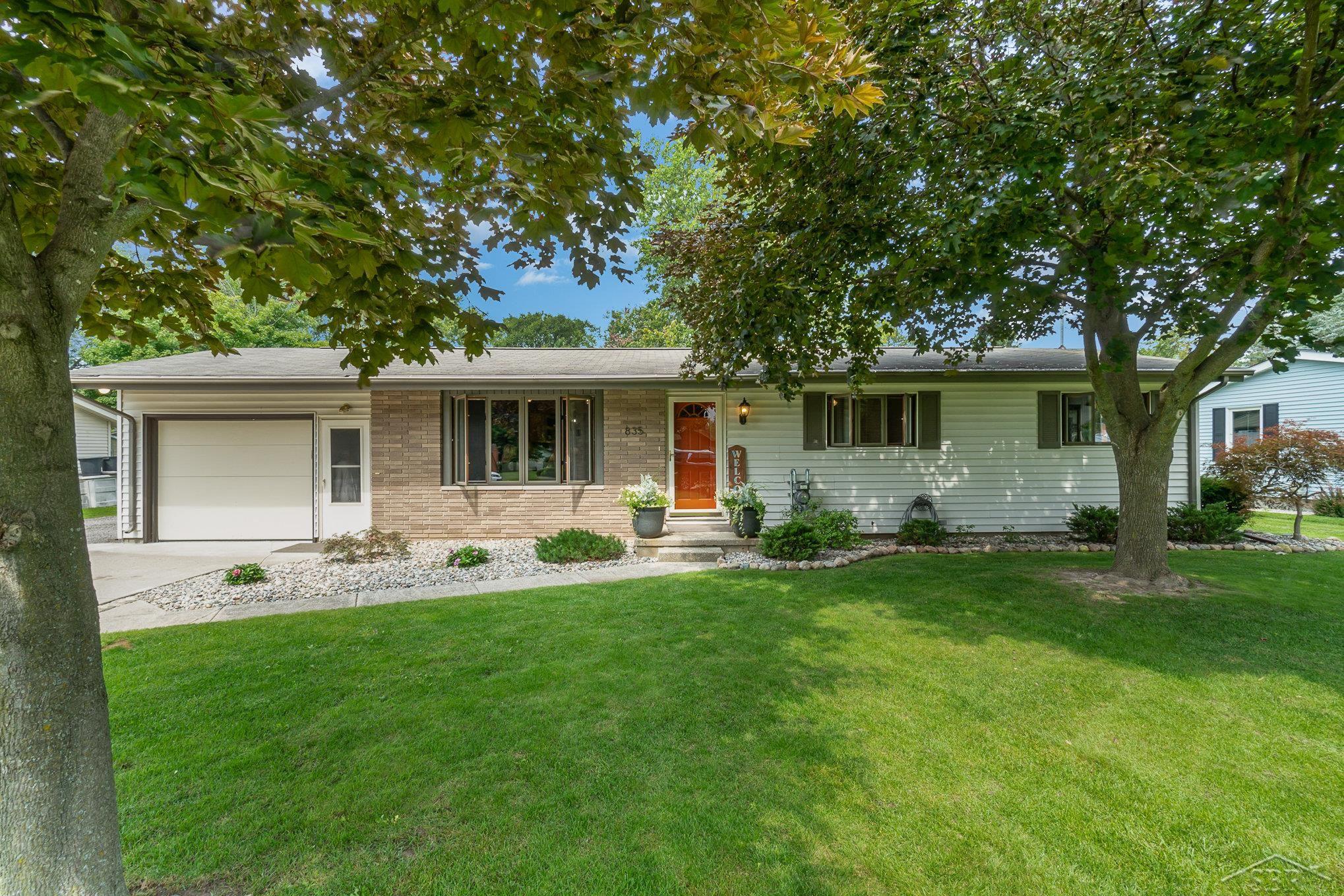 835 Roeser Street Freeland, MI 48623 - Photo 1 of 34