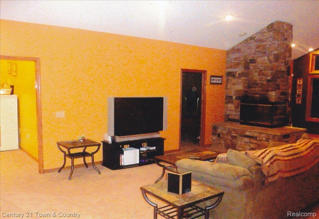6224 North Tipsico Lake Road Holly, MI 48442 - Photo 9 of 25 Great Room