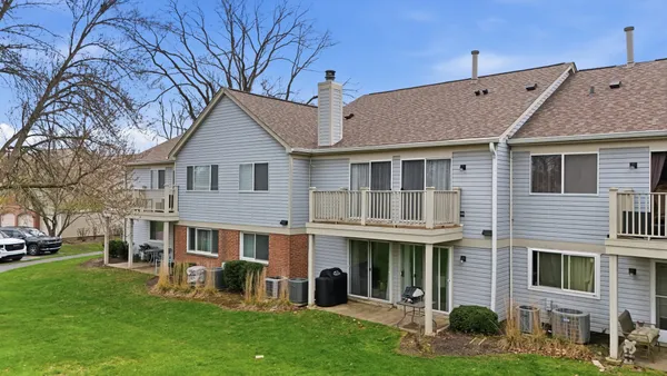 $290,000 | 1606 Pennsbury Court, Unit C2, Wheeling, IL 60090