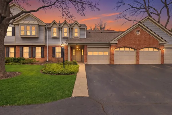 $290,000 | 1606 Pennsbury Court, Unit C2, Wheeling, IL 60090