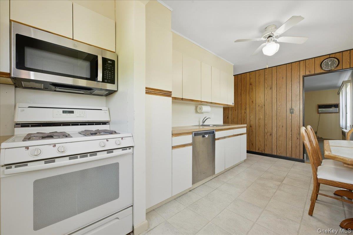 2846 Walter Road Wantagh, NY 11793 - Photo 10 of 34