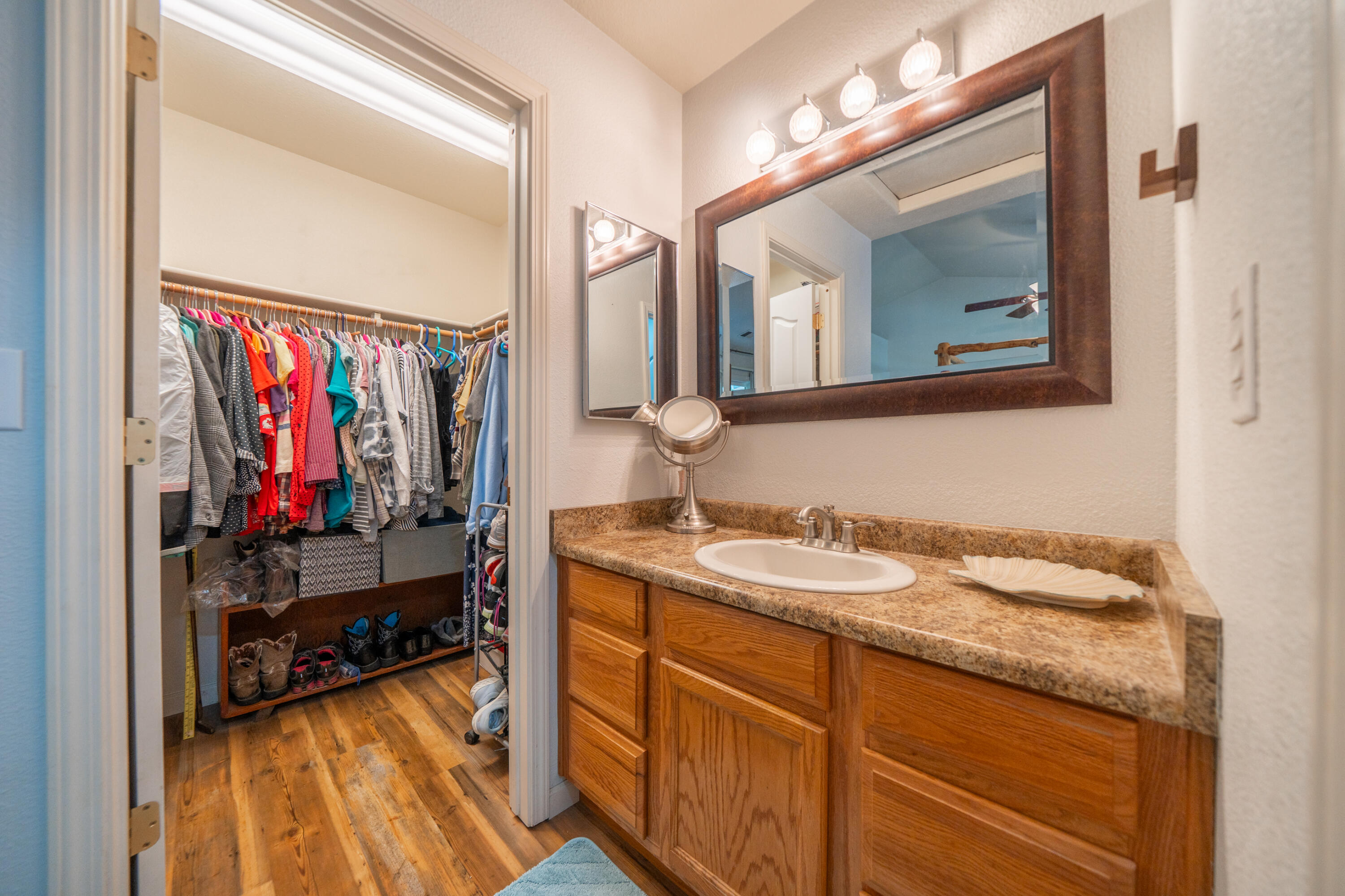 3388 Oak Street Anderson, CA 96007 - Photo 17 of 36 a en suite bathroom with a sink mirror and vanity