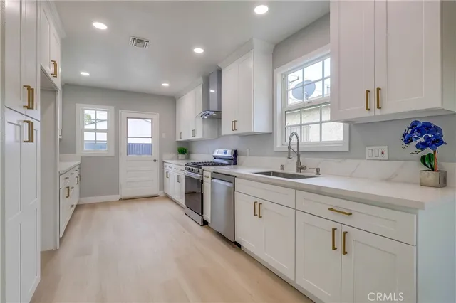 $869,500 | 2124 Baltic Avenue, Long Beach, CA 90810