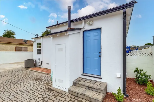 $869,500 | 2124 Baltic Avenue, Long Beach, CA 90810