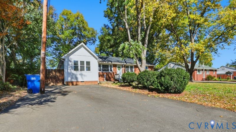 2962 Gaffney Road North Chesterfield, VA 23237 - Photo 6 of 37 Single story home with crawl space and asphalt dri