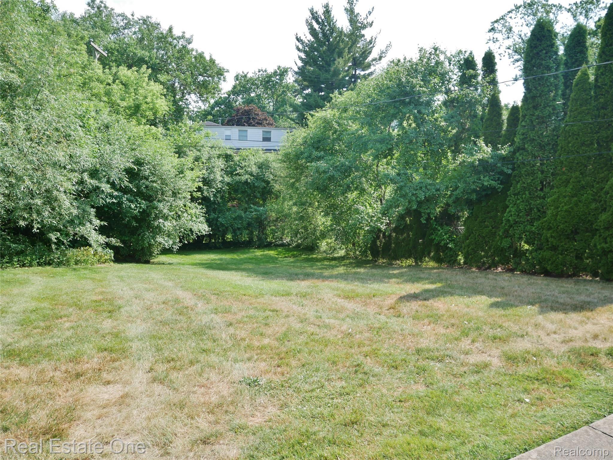 4031 Normandy Road Royal Oak, MI 48073 - Photo 18 of 18 yard.JPG