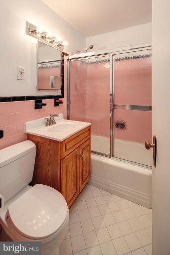 3901 Tunlaw Road Northwest, Unit 101 Washington, DC 20007 - Photo 17 of 27 Bath (Master)