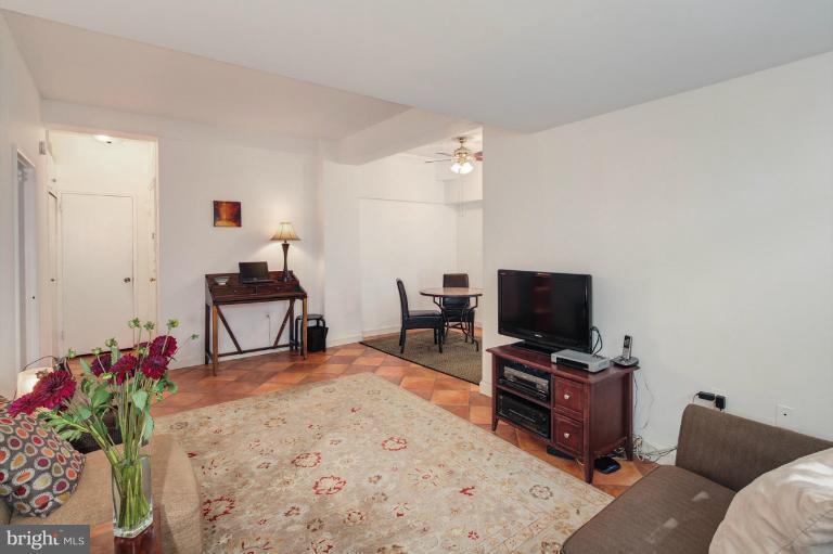 3901 Tunlaw Road Northwest, Unit 101 Washington, DC 20007 - Photo 20 of 27 Living Room
