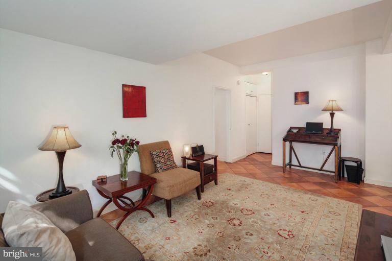 3901 Tunlaw Road Northwest, Unit 101 Washington, DC 20007 - Photo 23 of 27 Living Room