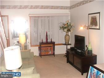 1 Lanford Road New Castle, DE 19720 - Photo 2 of 12 Living Room