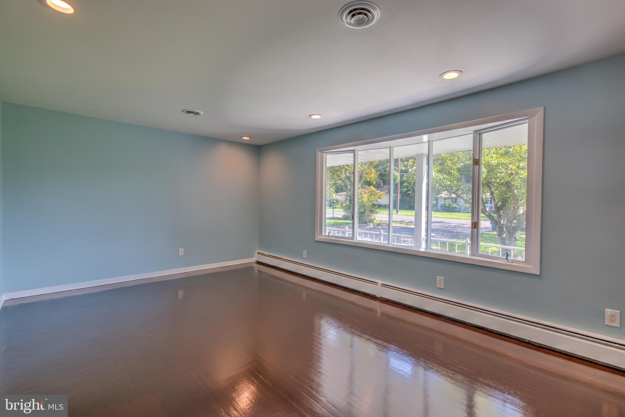 650 Edinburg Road Hamilton, NJ 08619 - Photo 7 of 31 Great sized living room..........