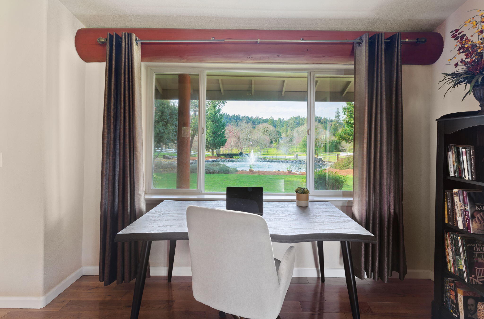 379 Oak Ranch Road Grants Pass, OR 97526 - Photo 8 of 38 03_great-room-window