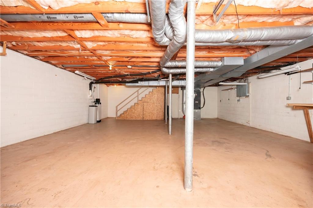 7013 Upland Road Clemmons, NC 27012 - Photo 37 of 43 Basement garage with 2 car garage